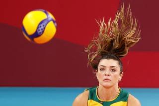 Rosamaria observa a bola durante partida contra a Coreia do Sul - Carlos Garcia Rawlins/Reuters