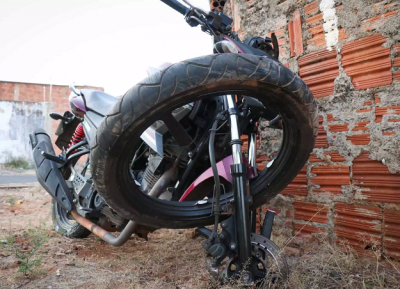 Moto foi parar em muro de residncia e Thiago morreu na hora. (Foto: Henrique Kawaminami)