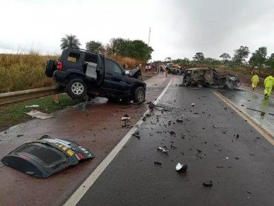 Veculos completamente destrudos aps a coliso (Foto: Sidney Assis)