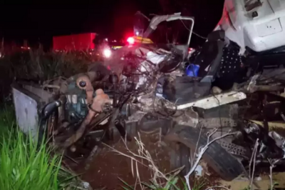 Cabine de carreta foi destruda em acidente, banco do motorista e motor ficaram  mostra. (Foto: Hiago Taques)