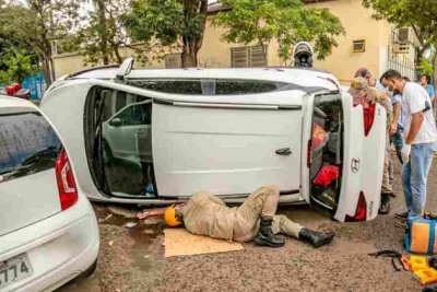 O carro ficou tombado na via - (Foto: Marcos Ermnio, Midiamax)