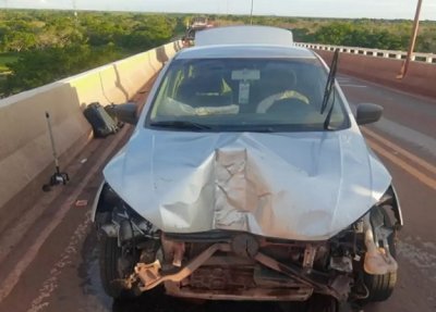 Por causa de acidente, frente de carro ficou danificada (Foto: Dirio Corumbaense)