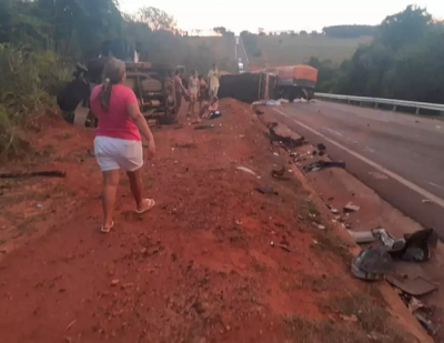 Veculos ficaram destrudos depois de acidente. (Foto: Direto das Ruas)