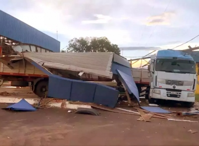 Carreta destruiu parte de posto policial em Terenos. (Foto: Reproduo)