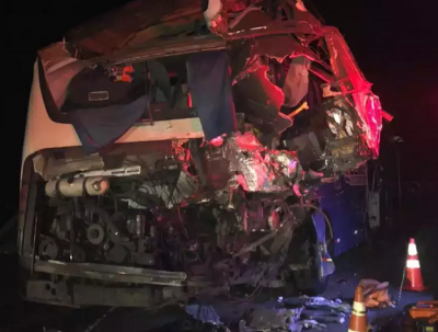 Traseira de nibus depois de coliso em rodovia. (Foto: Cenrio MS)