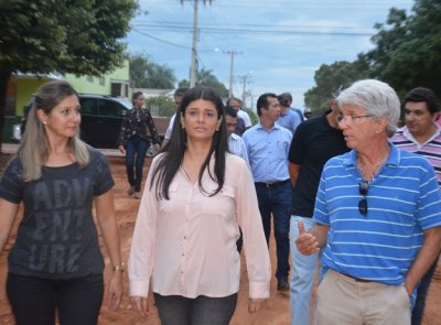 Rose Modesto ao lado de lideranas do MDB de Aquidauana