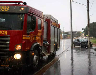 Bombeiros durante atendimento da ocorrncia na Rua Trindade. (Foto: Henrique Kawaminami)