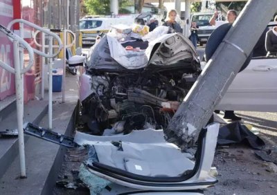 Ford Ka ficou completamente destrudo na coliso na Avenida Jlio de Castilho. (Foto: Ksie Aino)