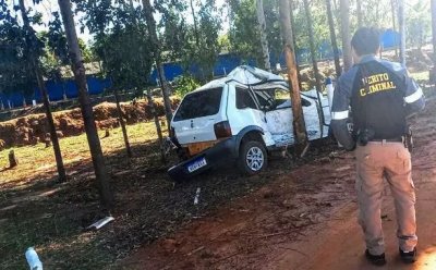 Carro ficou com a lateral destruda. (Foto: Cido Costa)