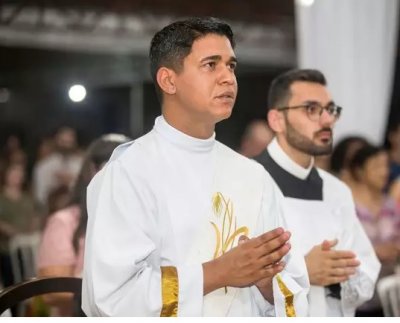 Padre Adriano durante ordenao, em 2019. (Foto: Facebook)