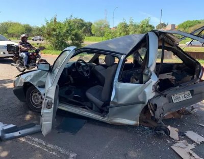 Carro ficou totalmente destrudo (Foto: Bruna Marques)