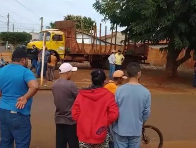 Moradores observam local onde caminhoneiro matou menino em Rio Brilhante (Foto: Direto das Ruas)