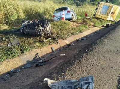 Gol perdeu motor devido ao impacto com carreta e condutor morreu na hora (Foto: T na Mdia Navira)
