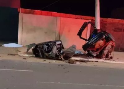 Carro onde estavam as vtimas ficou partido ao meio aps bater no poste. (Foto: Dirio Popular)