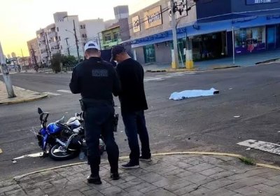 Motociclista morreu na hora aps coliso em cruzamento (Foto: Direto das Ruas)