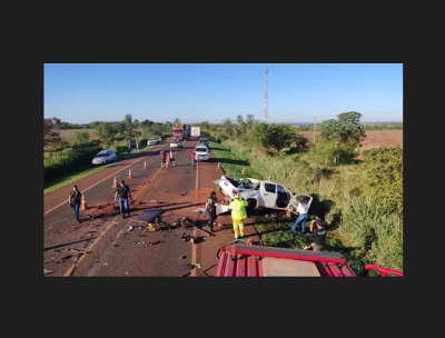 Caminhonete envolvida em coliso nesta madrugada. (Foto: Adilson Domingos)