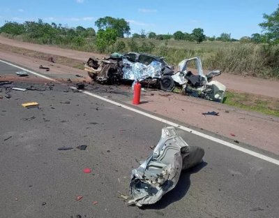 Carro ficou destrudo com o impacto. (Foto: Sidney Assis)