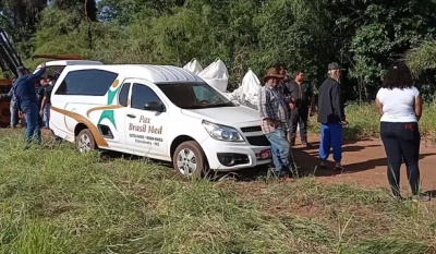 Curiosos, funcionrios e moradores da regio acompanharam servio da polcia (Foto: Correio Mdia News)