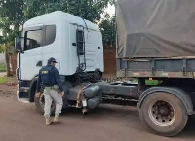 Carreta utilizada nos protestos foi apreendida nesta manh pela PRF. (Foto: Adilson Domingos)