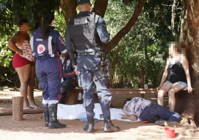 Tia que criou Hugo debruada no corpo dele, ao lado est a av, sentada no banco (Foto: Kisie Aino)