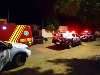 Bombeiros e policiais no local onde ocorreu crime. (Foto: Sidney Assis, de Coxim)