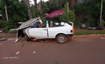 Carro ficou destrudo aps atingir rvore (Foto: Direto das Ruas)