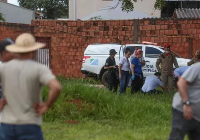 Percia analisando corpo e local do crime nesta manh. (Foto: Marcos Maluf)