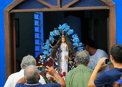Santa  reverenciada por paraguaios que moram em Dourados (Foto: Franz Mendes)