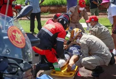 Vtima de acidente sendo atendida pelos bombeiros (Foto: Henrique Kawaminami)