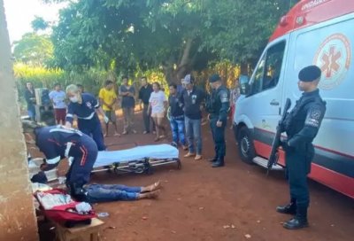 Vtima sendo socorrida pelo SAMU, na Aldeia Jaguapiru em Dourados. (Foto: Site Dourados News)