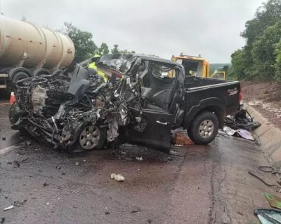 Caminhonete destruda aps coliso na BR-163. (Foto: Sidney Assis)