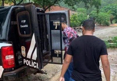 Homem sendo preso na manh de hoje (16), em Corumb (Foto:Divulgao/Polcia Civil de Corumb)