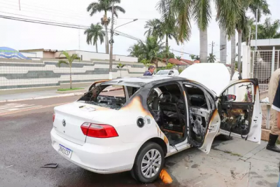 Veculo ficou totalmente destrudo com incndio. (Foto: Henrique Kawaminami)