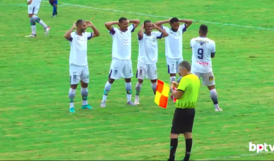 Jogadores do Costa Rica comemorando segundo gol da partida (Foto: Reproduo/CREC TV)