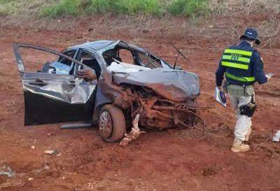 Policial ao lado de HB20 destrudo aps sair da pista e capotar, na BR-463 (Foto: Adilson Domingos)