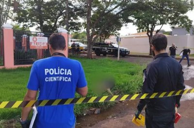 Corpo de Samuel cado em calada de casa na Rua Alemanha. (Foto: Adilson Domingos)