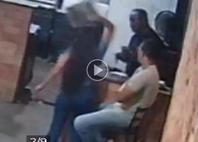 Servidora foi flagrada discutindo e jogando bandeja em gerente (Foto: reproduo / vdeo)