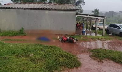 Uma das vtimas morta ao lado de uma motocicleta (Foto: reproduo / Cenrio MS)