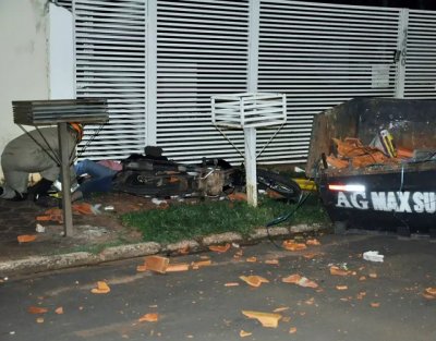 Motocicleta e bombeiro prestando atendimento. (Foto: O Correio News)