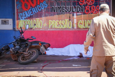 Motociclista caiu na calada de farmcia, no Aero Rancho. (Foto: Henrique Kawaminami)