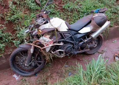 Moto cada em canaleta aps coliso no Paran. (Foto: Portal Catve)