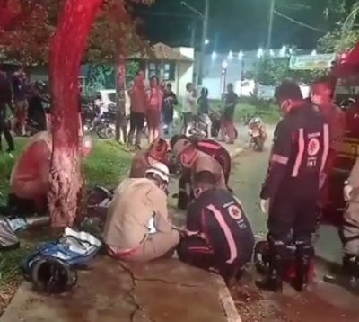 Bombeiros e Samu durante atendimento  vtima na noite de ontem. (Foto: Reproduo)