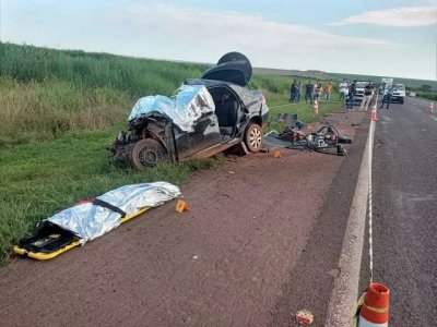 Com o impacto do acidente, o carro saiu da pista, e um corpo foi arremessado para fora (Foto: Sidney Assis)