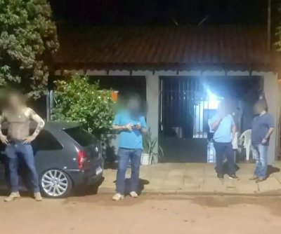 Movimentao em frente  casa onde garoto de 12 anos se feriu na noite de hoje. (Foto: Direto das Ruas)