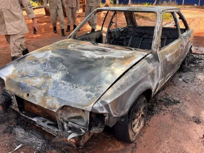 Veculo foi incendiado na tarde do ltimo sbado (25), em Ivinhema. (Foto: Reproduo/Ivinotcias)