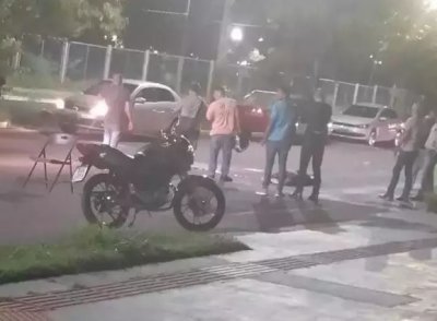 Eloandes caiu na rua, em frente ao Parque do Ster, em Campo Grande. (Foto: Direto das Ruas)
