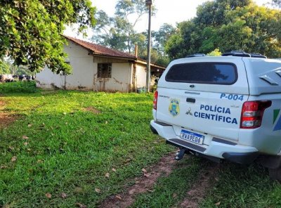 Viatura da percia no local onde aconteceu o crime neste sbado. (Foto: Jornal da Nova)