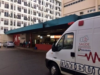 Ambulncia que socorreu homem na noite deste domingo. (Foto: Sidrolndia News)