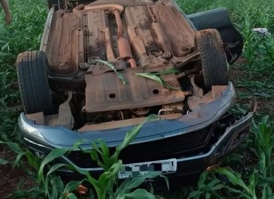 Carro capotado s margens de estrada na tarde deste domingo. (Foto: A Gazeta News)