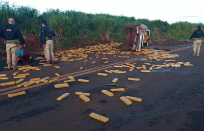 Tabletes de maconha espalhados na estrada e um dos traficantes, detido por policiais (Foto: Divulgao)